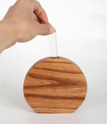 Moderne ontwerp houten vaas in staat om bloemen te plaatsen voor de verjaardag gelegenheid