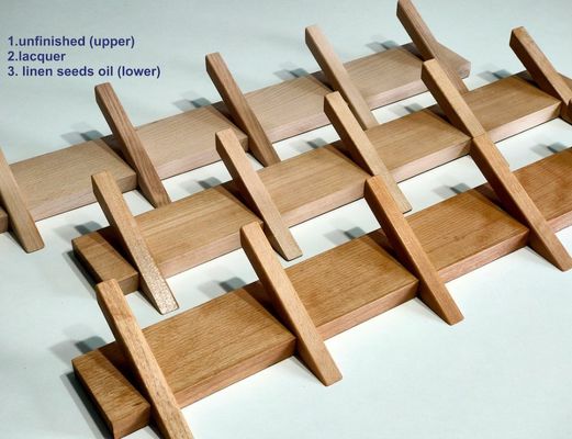 Stijlvolle en duurzame badkamer organisatie met deze houten muur gemonteerde jasrek