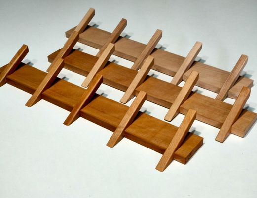 Stijlvolle en duurzame badkamer organisatie met deze houten muur gemonteerde jasrek