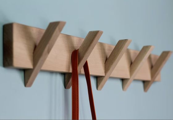 Stijlvolle en duurzame badkamer organisatie met deze houten muur gemonteerde jasrek