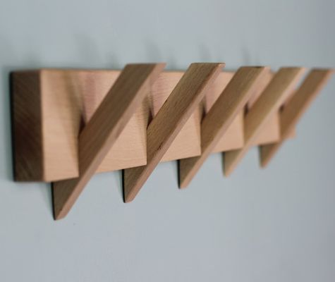 Stijlvolle en duurzame badkamer organisatie met deze houten muur gemonteerde jasrek