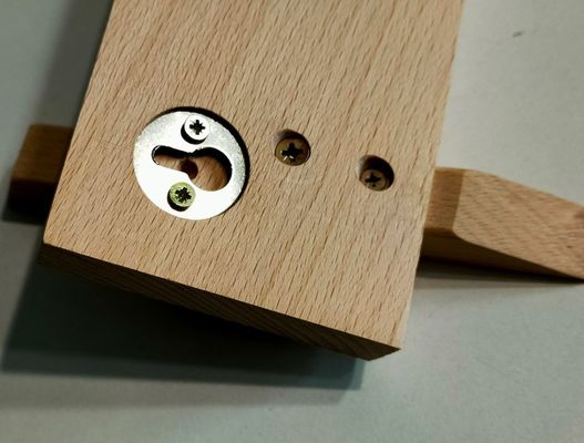 Stijlvolle en duurzame badkamer organisatie met deze houten muur gemonteerde jasrek