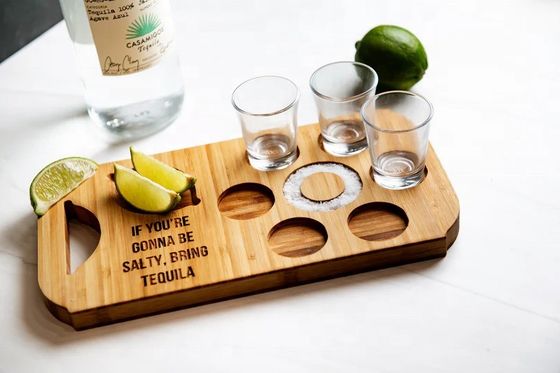 Moderne stijlvolle bamboe bord Vlucht bierbak met gegraveerde houten shot glashouders