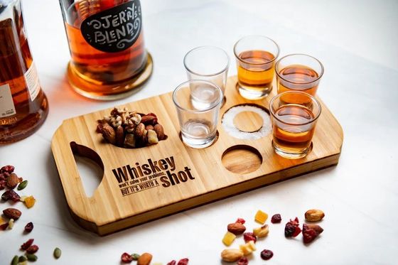 Moderne stijlvolle bamboe bord Vlucht bierbak met gegraveerde houten shot glashouders