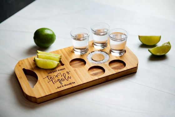 Moderne stijlvolle bamboe bord Vlucht bierbak met gegraveerde houten shot glashouders