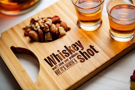 Moderne stijlvolle bamboe bord Vlucht bierbak met gegraveerde houten shot glashouders