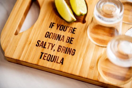 Moderne stijlvolle bamboe bord Vlucht bierbak met gegraveerde houten shot glashouders