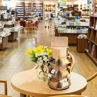 Woonkamermeubilair 3 Tier 4 zijdelingse houten draaibare displaystand met 360-rotatie