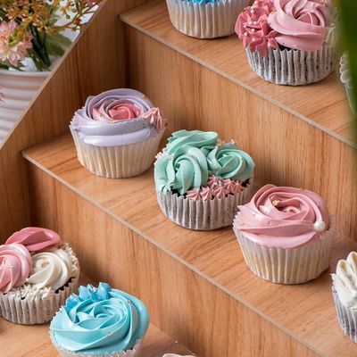 Functionele houten cupcake stand voor het weergeven van cakes en planten Proefproef gratis