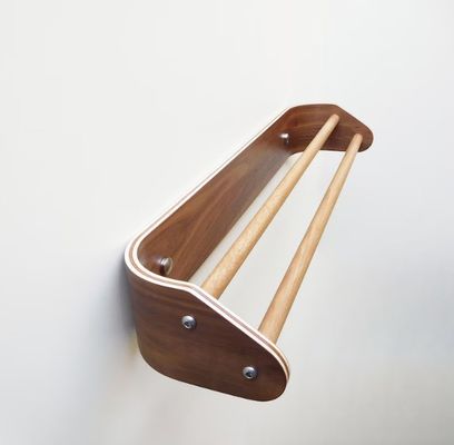 Op maat gemaakte houten dubbele handdoekbar Moderne badhanddoekrek met muur gemonteerd houten plank