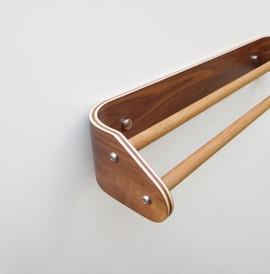 Op maat gemaakte houten dubbele handdoekbar Moderne badhanddoekrek met muur gemonteerd houten plank