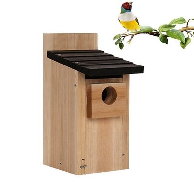 Buiten hangend houten vogelhuis met lasergraverend drukwerk Duurzaam en stijlvol