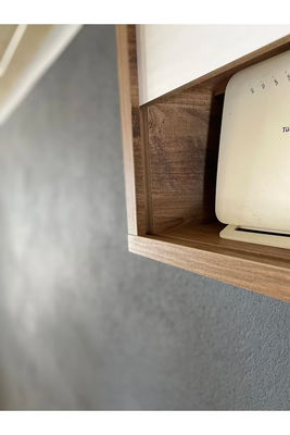 Verbrandde muur gemonteerde router verbergen internetmodem opslag met houten decoratieve wifi box