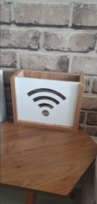 Verbrandde muur gemonteerde router verbergen internetmodem opslag met houten decoratieve wifi box