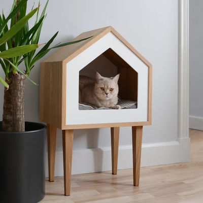 Cat House in natuurlijke houten kleur met opslagcontainers
