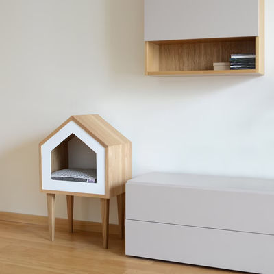 Cat House in natuurlijke houten kleur met opslagcontainers