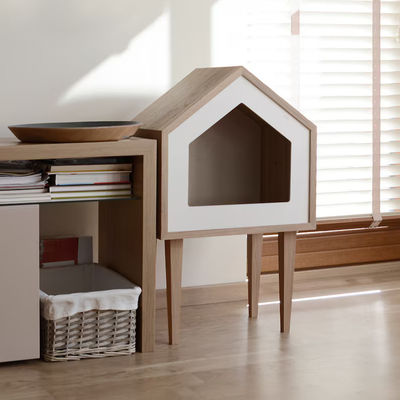 Cat House in natuurlijke houten kleur met opslagcontainers