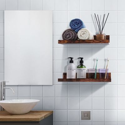 Ruimtebesparende keuken met 5 kleine schilderijen