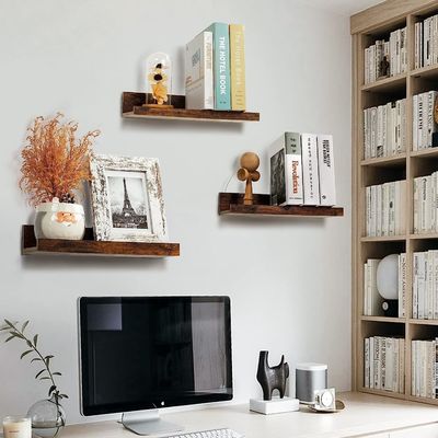 Ruimtebesparende keuken met 5 kleine schilderijen