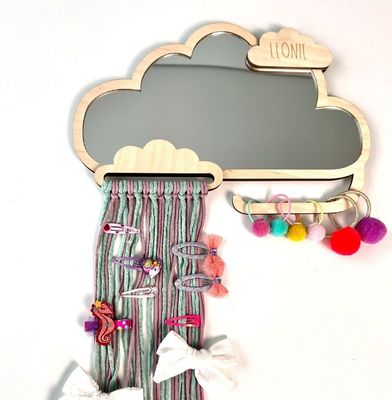 Op maat gemaakte wolkvormige houten kinderspiegel met haarclip en rubberbandhouder