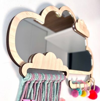Op maat gemaakte wolkvormige houten kinderspiegel met haarclip en rubberbandhouder