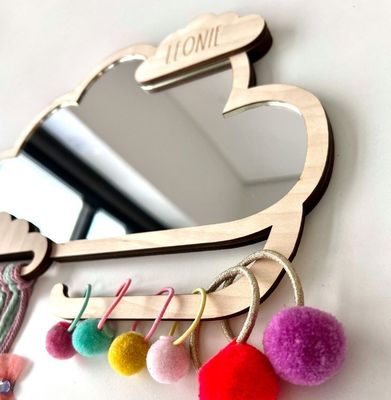 Op maat gemaakte wolkvormige houten kinderspiegel met haarclip en rubberbandhouder