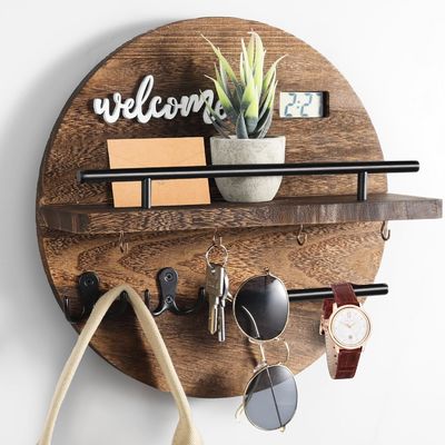 Moderne houten sleutelhanger voor de muur bespaart ruimte en geeft charme aan de ingang