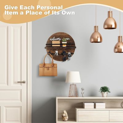 Moderne houten sleutelhanger voor de muur bespaart ruimte en geeft charme aan de ingang