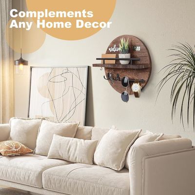 Moderne houten sleutelhanger voor de muur bespaart ruimte en geeft charme aan de ingang