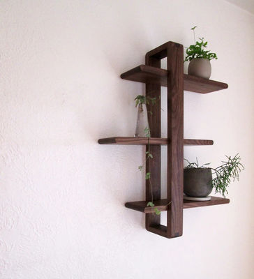 Midden-eeuwse moderne drielagige handgemaakte muurversiering van massief hout voor hangende planten Kunstboeken Foto's