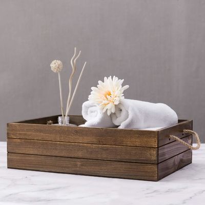 Milieuvriendelijke rustieke bruine houten cadeaubon met touwgrepen voor milieubewuste kopers