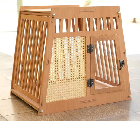 Houten huis voor honden en katten met een witte deur