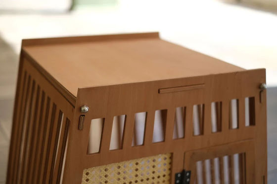 Houten huis voor honden en katten met een witte deur