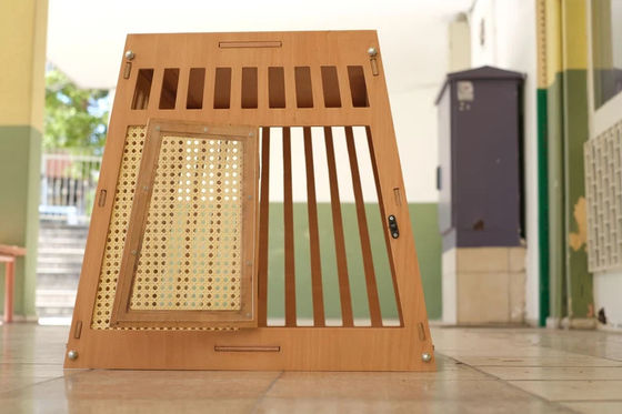 Houten huis voor honden en katten met een witte deur