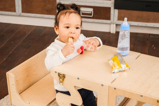 Voorbeeld Gratis leerstoel voor kinder tafel en activiteiten toren