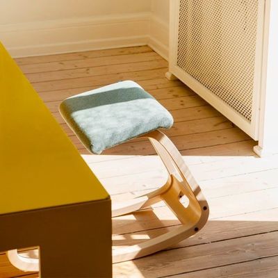 Handgemaakte natuurlijke as originele ergonomische kantoor knielstoel met donkergrijze Revive stof