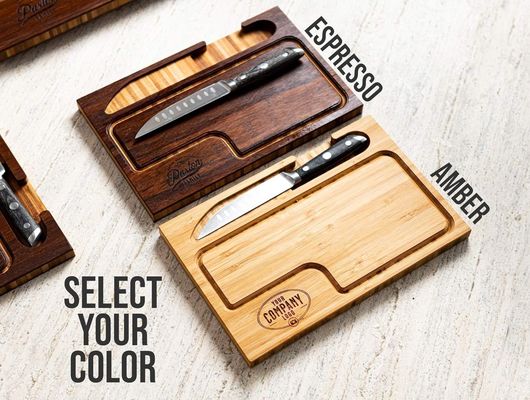 Houten snijplank met sapgroef en mes in gewone kleur voor het hele seizoen