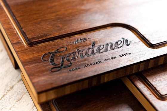 Houten snijplank met sapgroef en mes in gewone kleur voor het hele seizoen