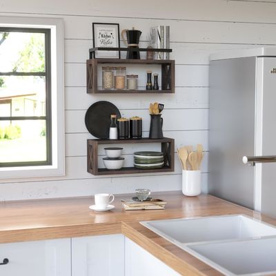 Bespaar ruimte met boerderijstijl rustieke bruine drijvende houten planken en beveiligingsrail