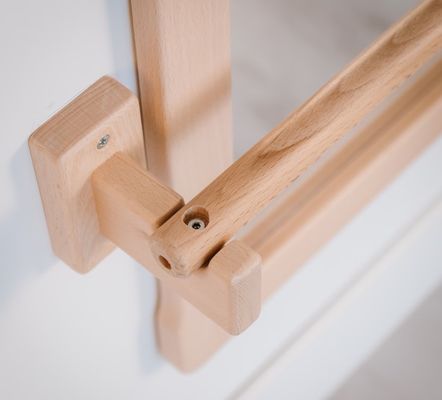 Montessori grote spiegel en lange op te trekken houten bar bespaart ruimte voor Chinese jaar gelegenheid