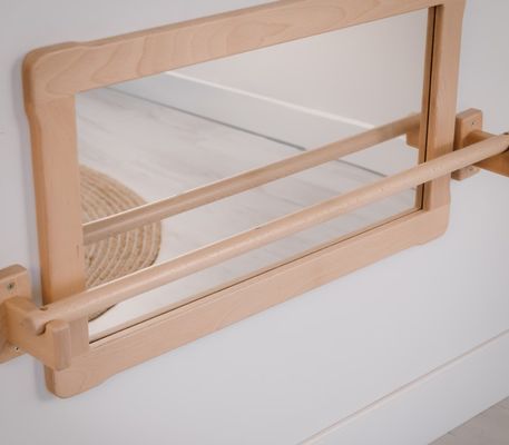 Montessori grote spiegel en lange op te trekken houten bar bespaart ruimte voor Chinese jaar gelegenheid