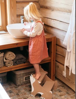 Grote hoeveelheid kinderstoel voor peuters Perfecte hulp in keuken en badkamer