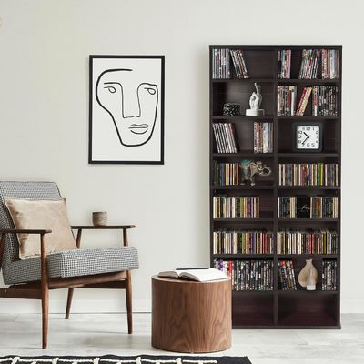 Op maat gemaakte 12 verstelbare planken en 4 vaste planken Media kast in dennenhout kleur