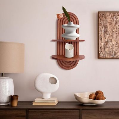 Regenboogboogplank voor muuropslag en drijvende planken op houten muurplank