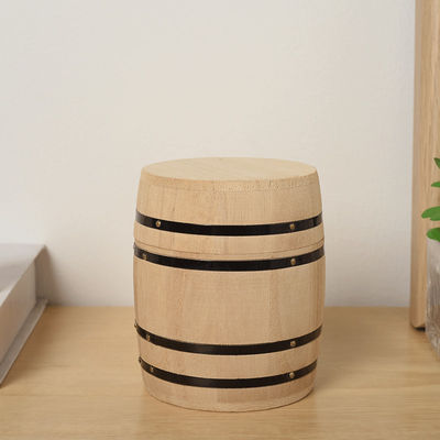 Houten vaten met een eenvoudige kleur, aangepast aan uw wensen