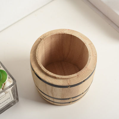 Houten vaten met een eenvoudige kleur, aangepast aan uw wensen