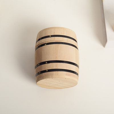 Houten vaten met een eenvoudige kleur, aangepast aan uw wensen