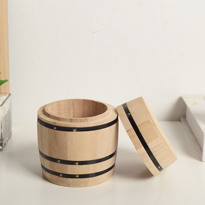 Houten vaten met een eenvoudige kleur, aangepast aan uw wensen