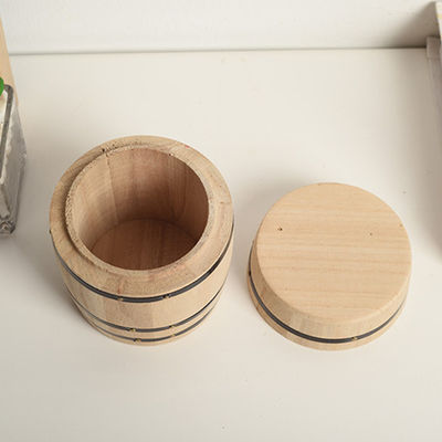 Houten vaten met een eenvoudige kleur, aangepast aan uw wensen