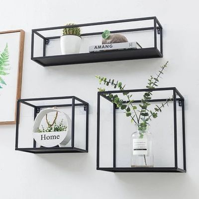 Geen opblaasbare houten wanden met moderne metalen en massieve houten planken